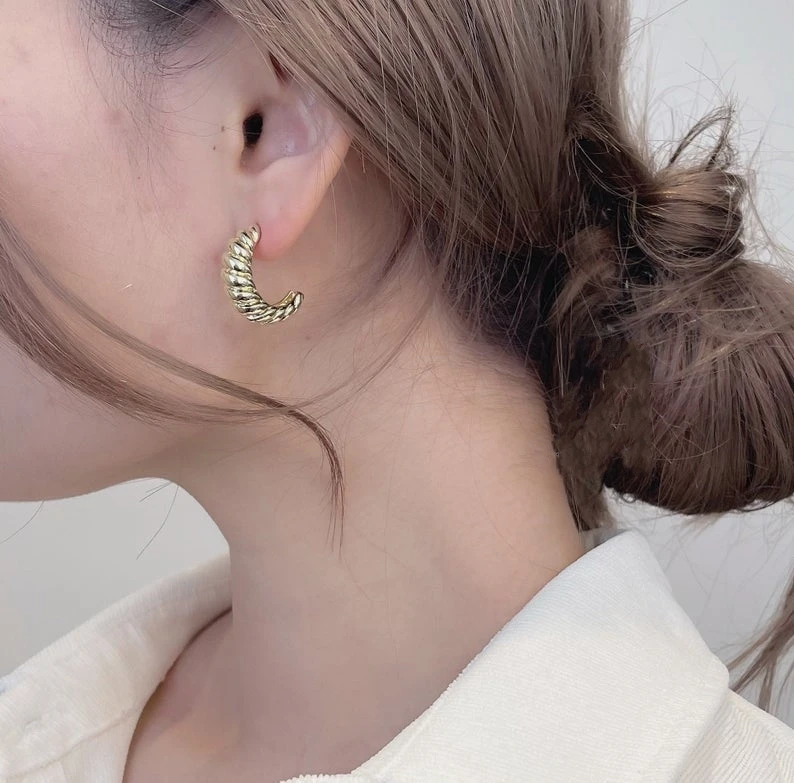 Серьги-круассаны, искусственный купол, витой веревочный обруч, открытый гипоаллергенный полуобруч, Серебряный Открытый минималистичный
Серьги-круассаны, искусственный купол, витой веревочный обруч, открытый гипоаллергенный полуобруч, Серебряный Открытый минималистичный