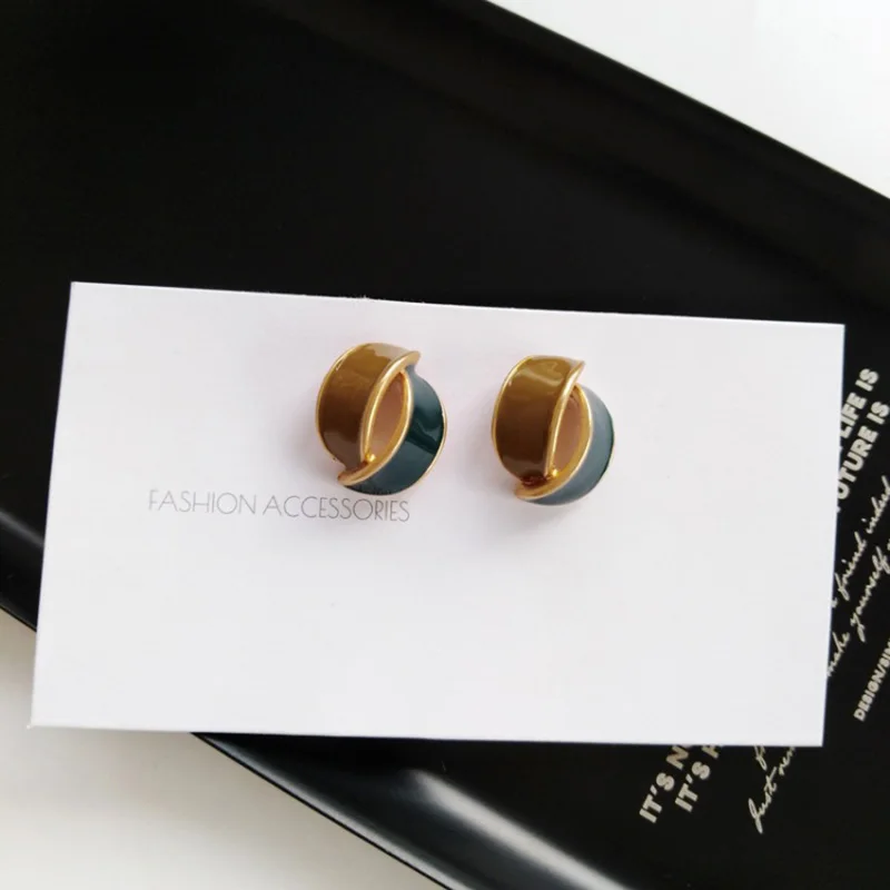 Vintage Stud Earrings for Women Two Color Geometry Piercing Earring Korean Fashion Jewelry Simple Personality Wedding Party Gift
Vintage Stud Earrings for Women Two Color Geometry Piercing Earring Korean Fashion Jewelry Simple Personality Wedding Party Gift