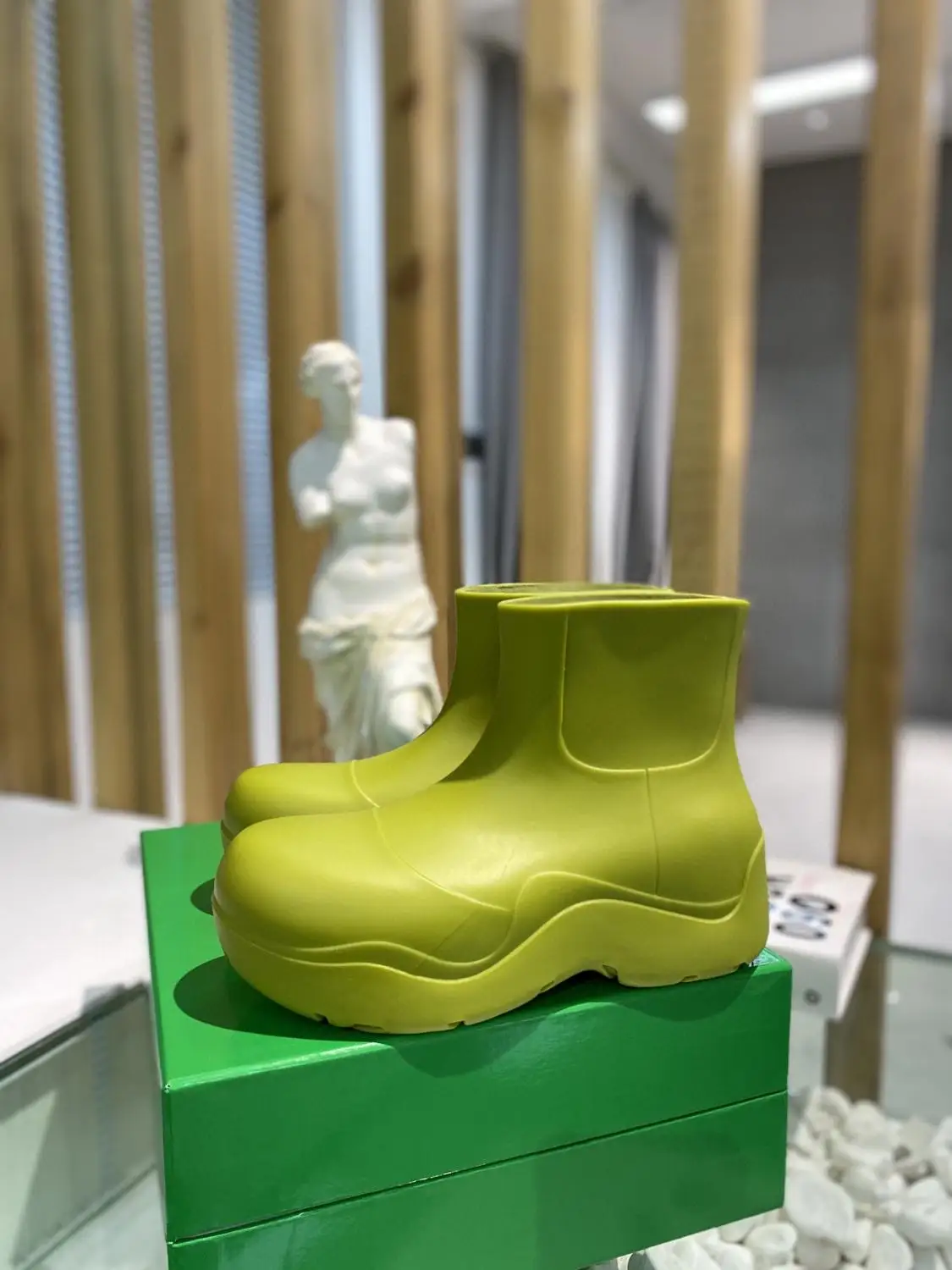 Rain boots female net red jelly short boots high version rubber cute waterproof rain boots the same shoes booties heels
Rain boots female net red jelly short boots high version rubber cute waterproof rain boots the same shoes booties heels