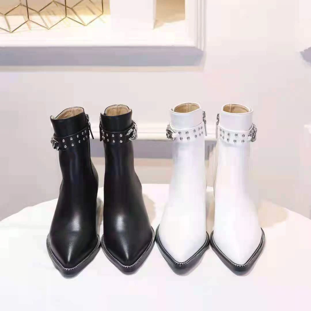 Vallu 2021 autumn new full leather high-end chain fashionable pointed toe all-match casual temperament short boots 
Vallu 2021 autumn new full leather high-end chain fashionable pointed toe all-match casual temperament short boots