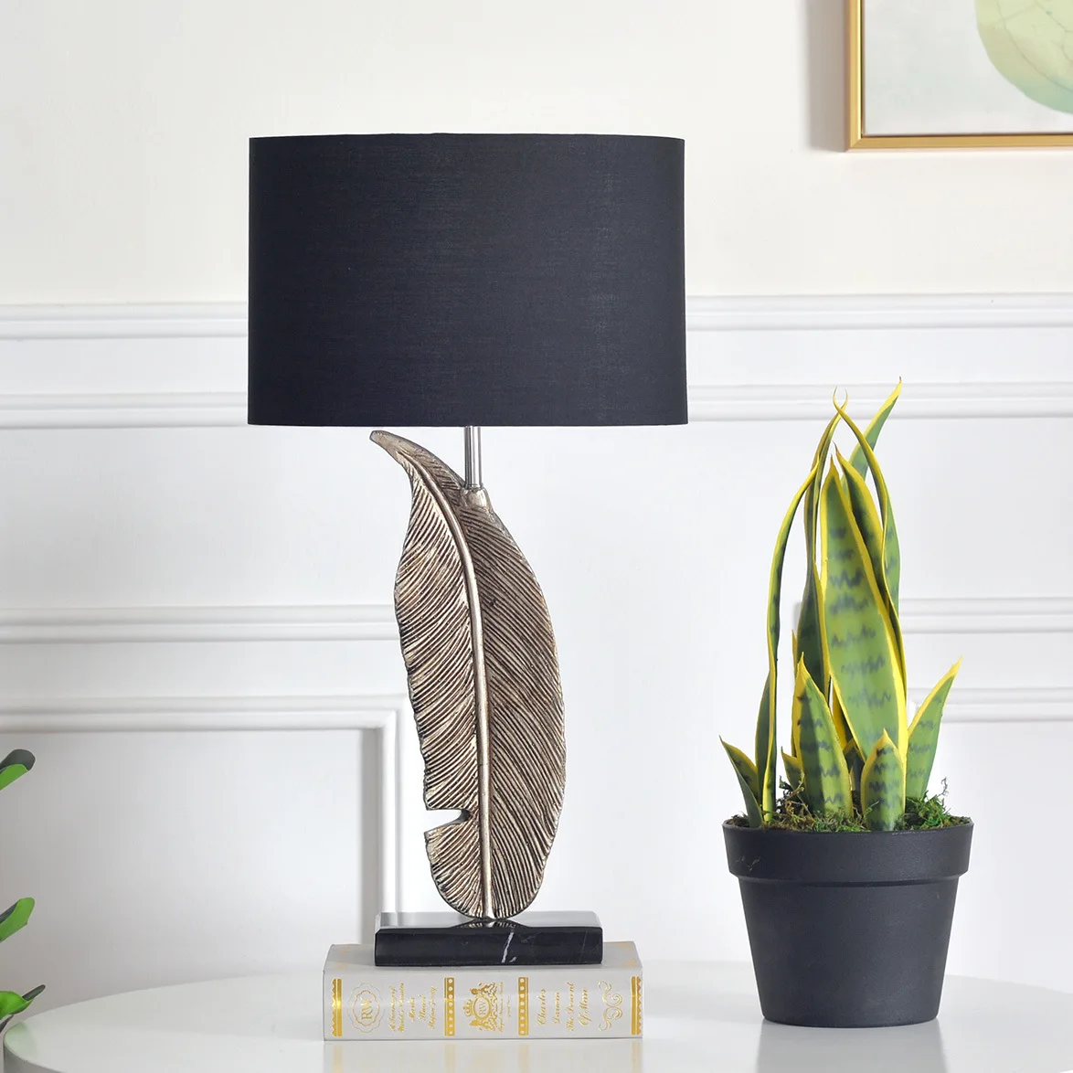 Feather bedroom bedside lamp modern simple romantic retro feather leaves personality living room desk lamp
Feather bedroom bedside lamp modern simple romantic retro feather leaves personality living room desk lamp