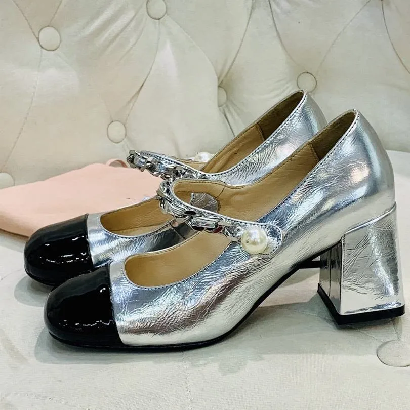 Patent Leathers Pumps Women Mental Chain Pearl Button Decor Buckle Round Toe Square Heels 6.5cm 2020 Luxury Brand Shoes Women
Patent Leathers Pumps Women Mental Chain Pearl Button Decor Buckle Round Toe Square Heels 6.5cm 2020 Luxury Brand Shoes Women