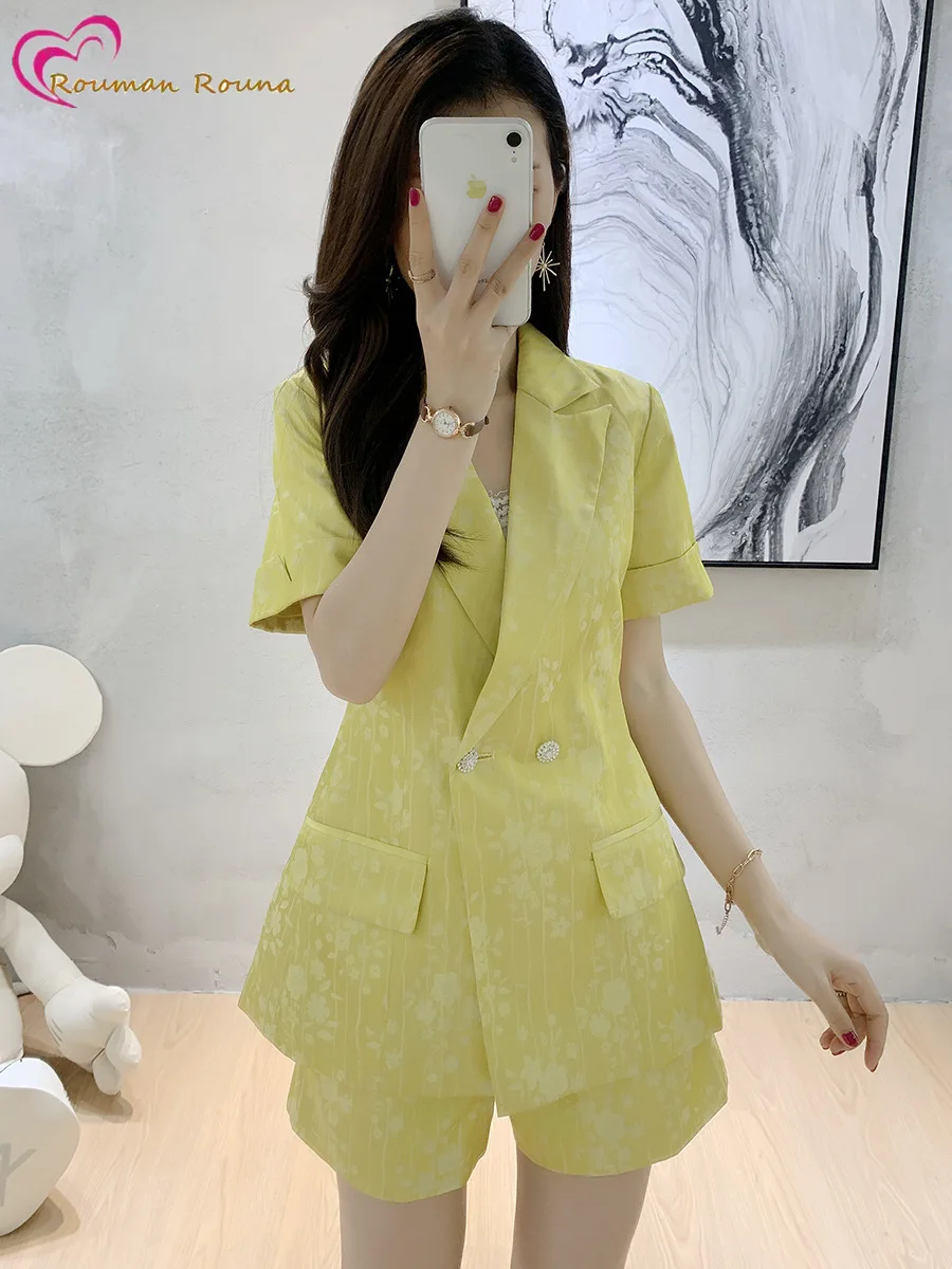 Boutique women's jacquard satin shorts suit 2021 summer new temperament small suit suit suit
Boutique women's jacquard satin shorts suit 2021 summer new temperament small suit suit suit