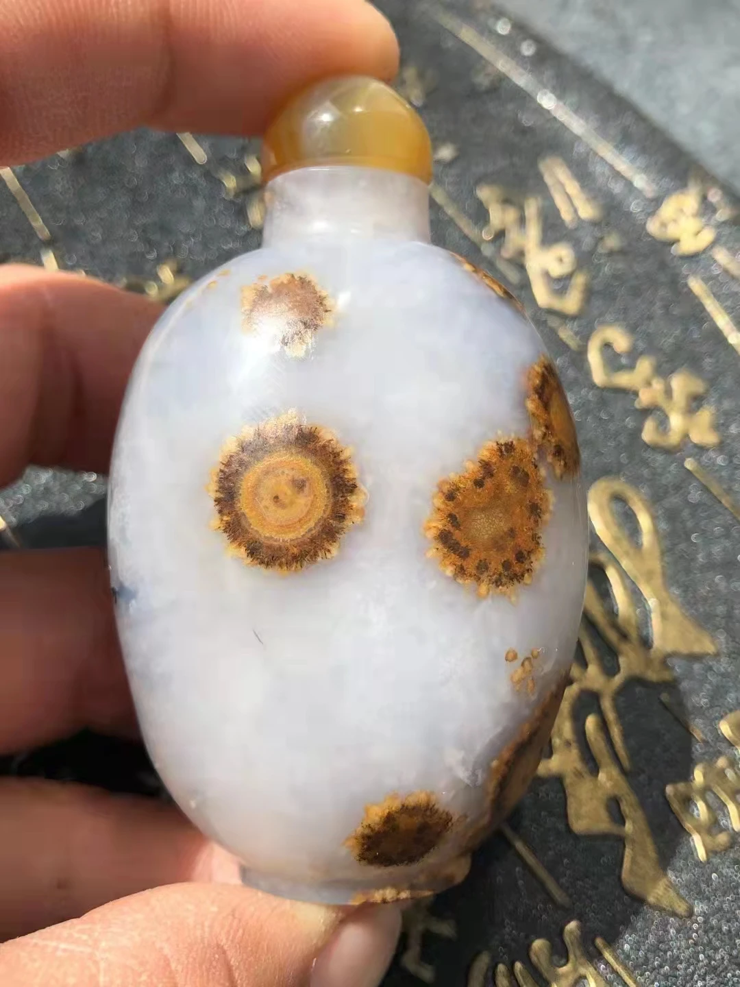 1 шт./лот редкий и драгоценный Подсолнух натуральный камень Meng Dzi Bead Nine Eyes Shale Snuff Bottle Collection
1 шт./лот редкий и драгоценный Подсолнух натуральный камень Meng Dzi Bead Nine Eyes Shale Snuff Bottle Collection