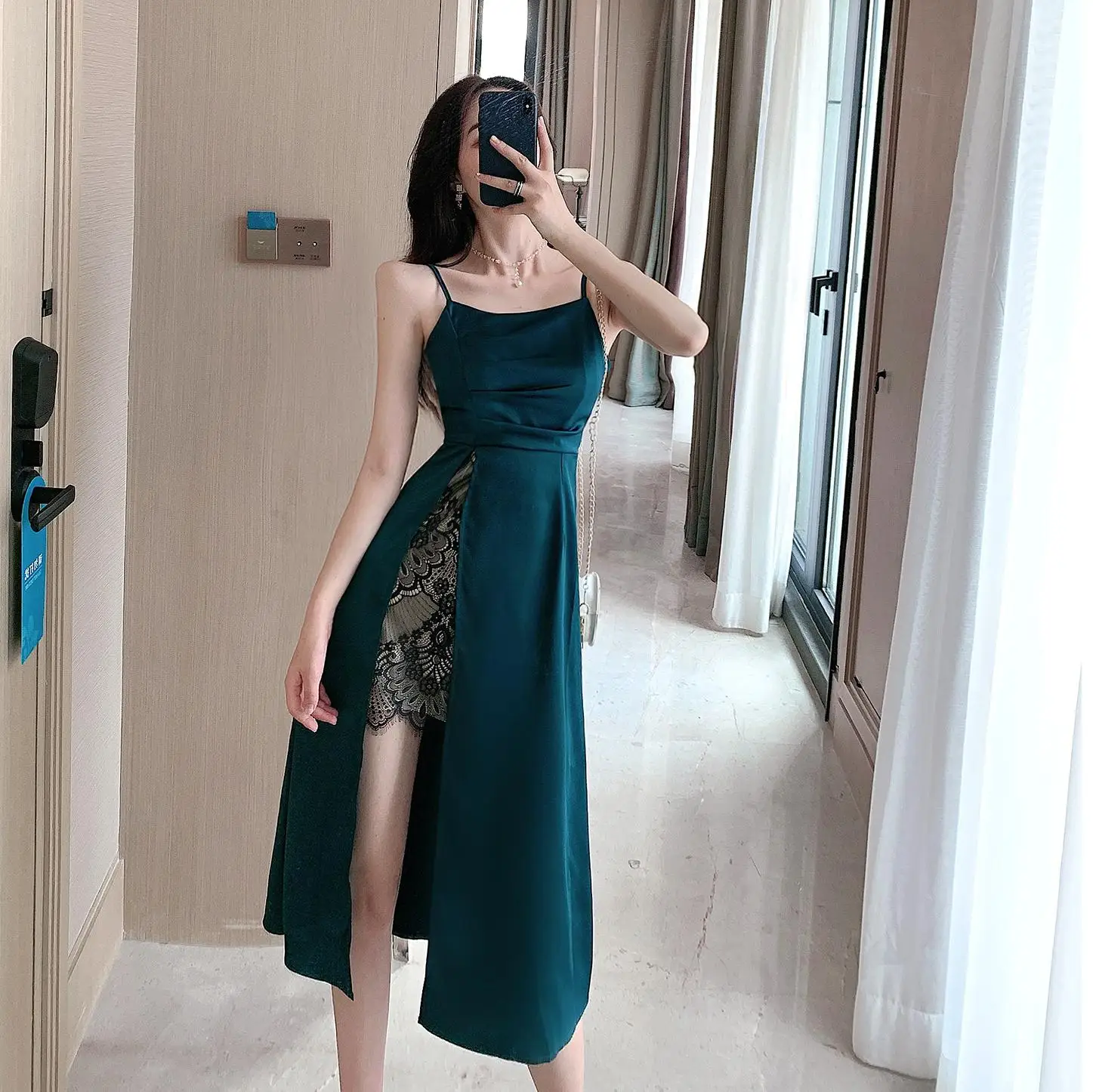 Film to the spot to new condole belt of Anglo-American yuan long skinny satin senior dress dress
Film to the spot to new condole belt of Anglo-American yuan long skinny satin senior dress dress
