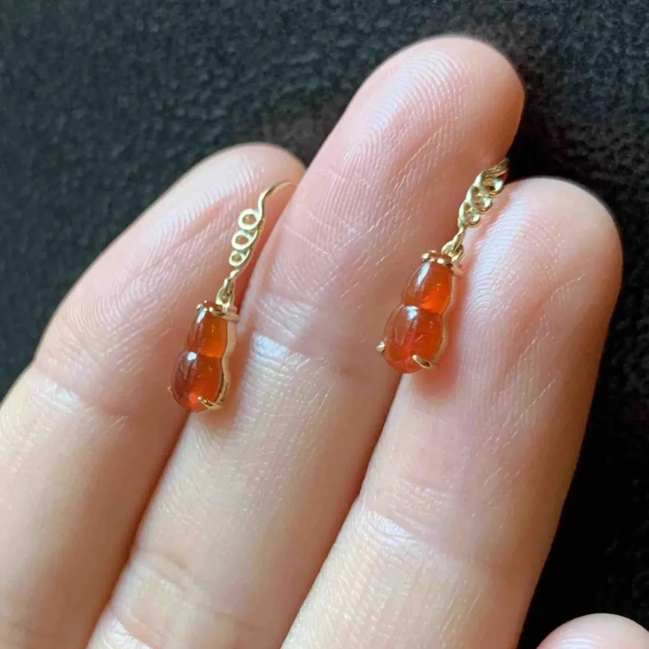 New Design New Sterling Silver S925 Inlaid Chalcedony Red Gourd Retro Temperament Gourd Vine Earrings Simple Fashion
New Design New Sterling Silver S925 Inlaid Chalcedony Red Gourd Retro Temperament Gourd Vine Earrings Simple Fashion
