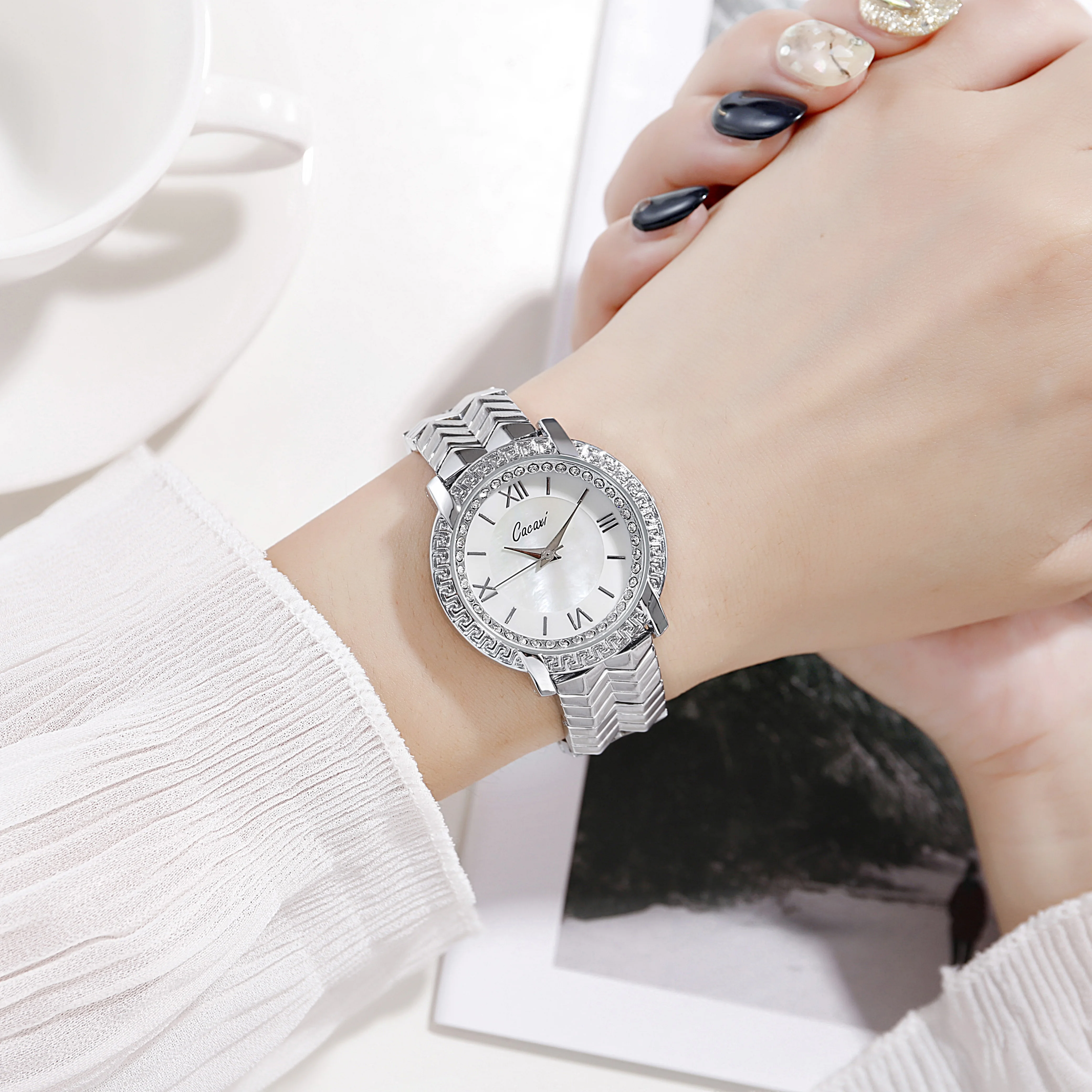 Часы наручные Cacaxi женские кварцевые водонепроницаемые брендовые стразы