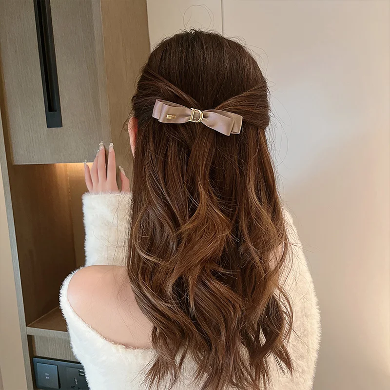 CARLIDANA 2022 New Fashion Luxury Golden Black CD Hair Clip Letter D Cute Bow Hairpin Hair Accessories for Women Wedding Party
CARLIDANA 2022 New Fashion Luxury Golden Black CD Hair Clip Letter D Cute Bow Hairpin Hair Accessories for Women Wedding Party