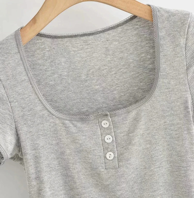 Женская футболка с кружевной отделкой круглым вырезом и коротким рукавом |