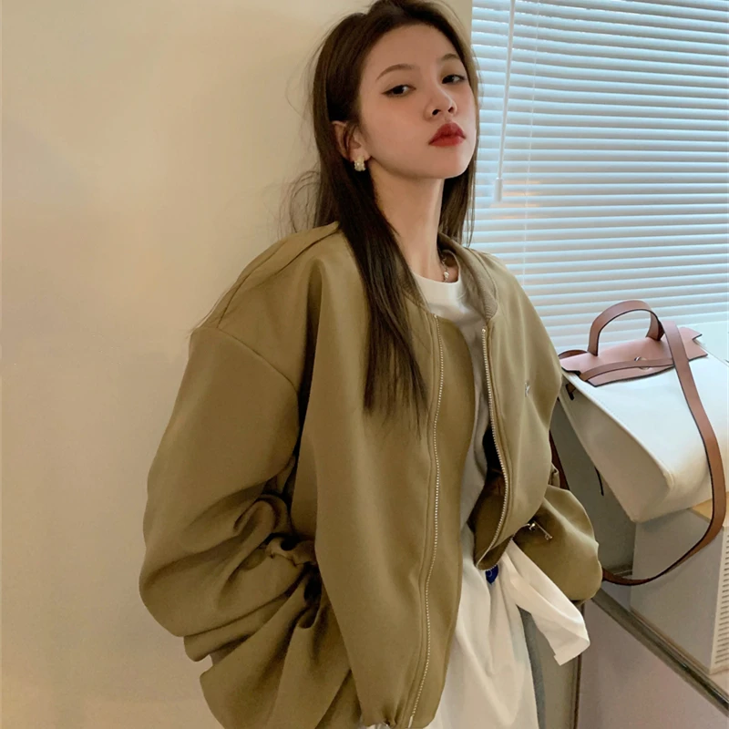 Куртка женская однотонная на молнии со складками и рукавами-фонариками
Куртка женская однотонная на молнии со складками и рукавами-фонариками