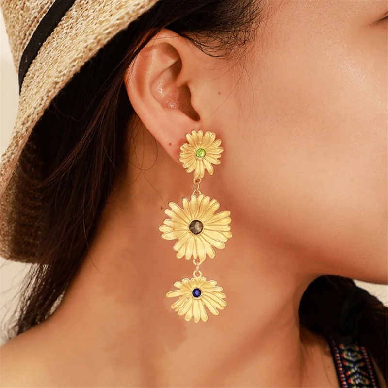 Vintage Sun and Moon Crystal Drop Earrings For Women Bohemia Sunflower Daisy Flower Pendant Earrings Female Fashion Jewelry Gift
Vintage Sun and Moon Crystal Drop Earrings For Women Bohemia Sunflower Daisy Flower Pendant Earrings Female Fashion Jewelry Gift
