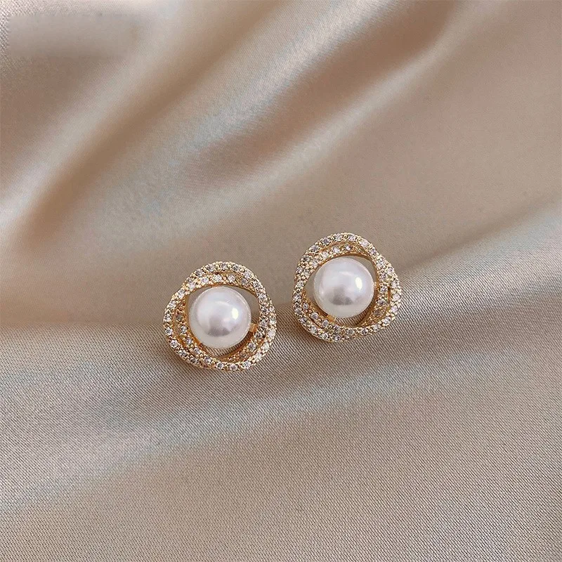 2022 New Contracted Hollow Metal Flowers Senior Pearl Stud Earrings Fashion Fresh Shiny Crystal Women Earrings Jewelry
2022 New Contracted Hollow Metal Flowers Senior Pearl Stud Earrings Fashion Fresh Shiny Crystal Women Earrings Jewelry