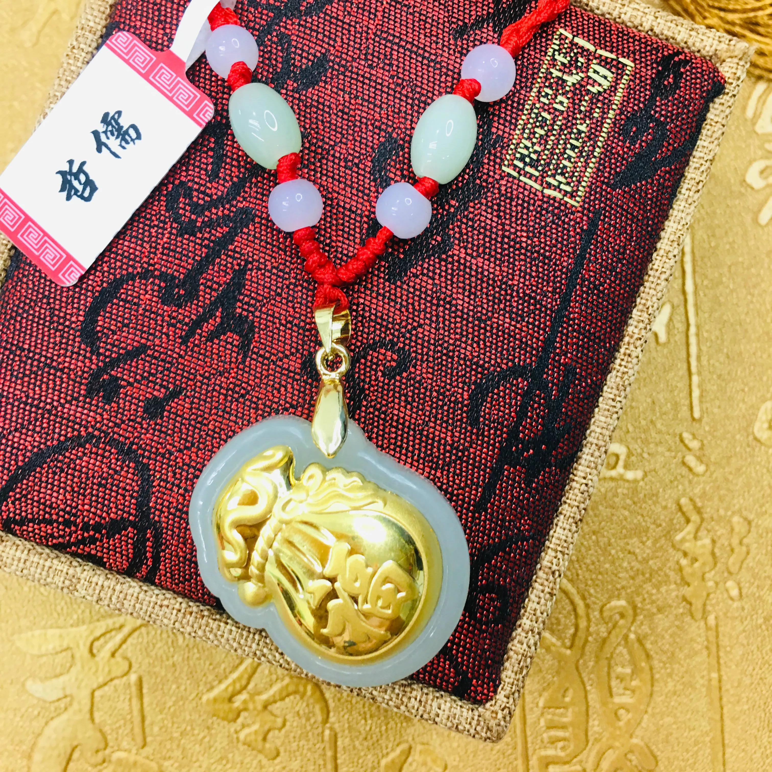 Send A certificate Natural Hetian jade inlaid 24K Jinfu bag pendant with hand-woven necklace
Send A certificate Natural Hetian jade inlaid 24K Jinfu bag pendant with hand-woven necklace