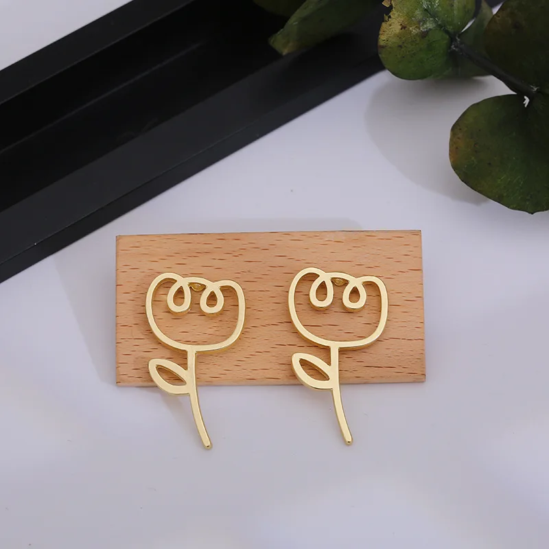 Original Hollow Out Metal Tulip Flower Stud Earrings For Women Matte Golden Color Korean Earrings Jewelry Femme 2020
Original Hollow Out Metal Tulip Flower Stud Earrings For Women Matte Golden Color Korean Earrings Jewelry Femme 2020