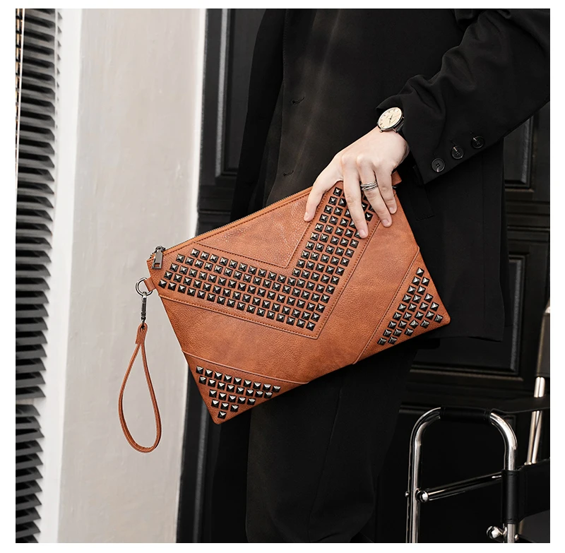 2022 NEW Men Handbag Retro Rivets Clutch Envelope Bag Street Luxury leather handbag for men Korea Style Free Shipping 
2022 NEW Men Handbag Retro Rivets Clutch Envelope Bag Street Luxury leather handbag for men Korea Style Free Shipping