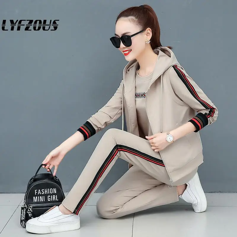 Спортивный костюм женский из трех предметов, жилет с капюшоном и свитшот, комплект из 3 предметов, комплект одежды, черный цвет, размера плюс
Спортивный костюм женский из трех предметов, жилет с капюшоном и свитшот, комплект из 3 предметов, комплект одежды, черный цвет, размера плюс