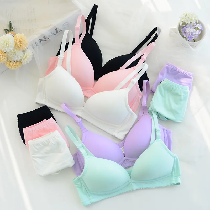 Комплект женского хлопкового нижнего белья из бюстгальтера с V-образным вырезом и трусиков 
Комплект женского хлопкового нижнего белья из бюстгальтера с V-образным вырезом и трусиков