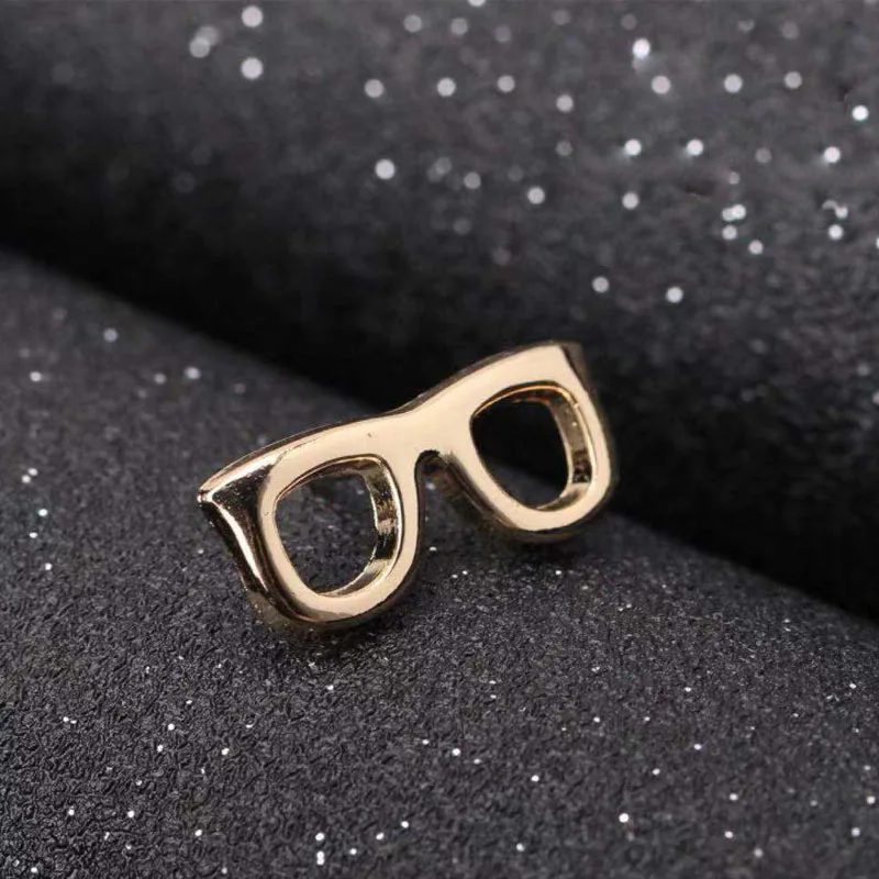 Character man Retro Literary Art Small Glasses Suit Leading Line Brooch Metal Pin Jewelry collar shirt Bag Suit tie decoration
Character man Retro Literary Art Small Glasses Suit Leading Line Brooch Metal Pin Jewelry collar shirt Bag Suit tie decoration