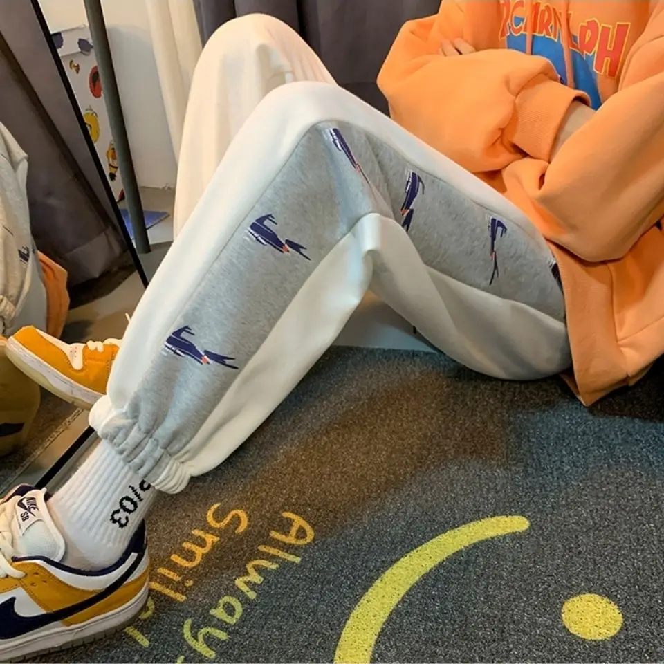 Hong Kong Style Men's and Women's Trousers Trend Tight-fitting Student Wear Korean Loose Sports and Leisure
Hong Kong Style Men's and Women's Trousers Trend Tight-fitting Student Wear Korean Loose Sports and Leisure