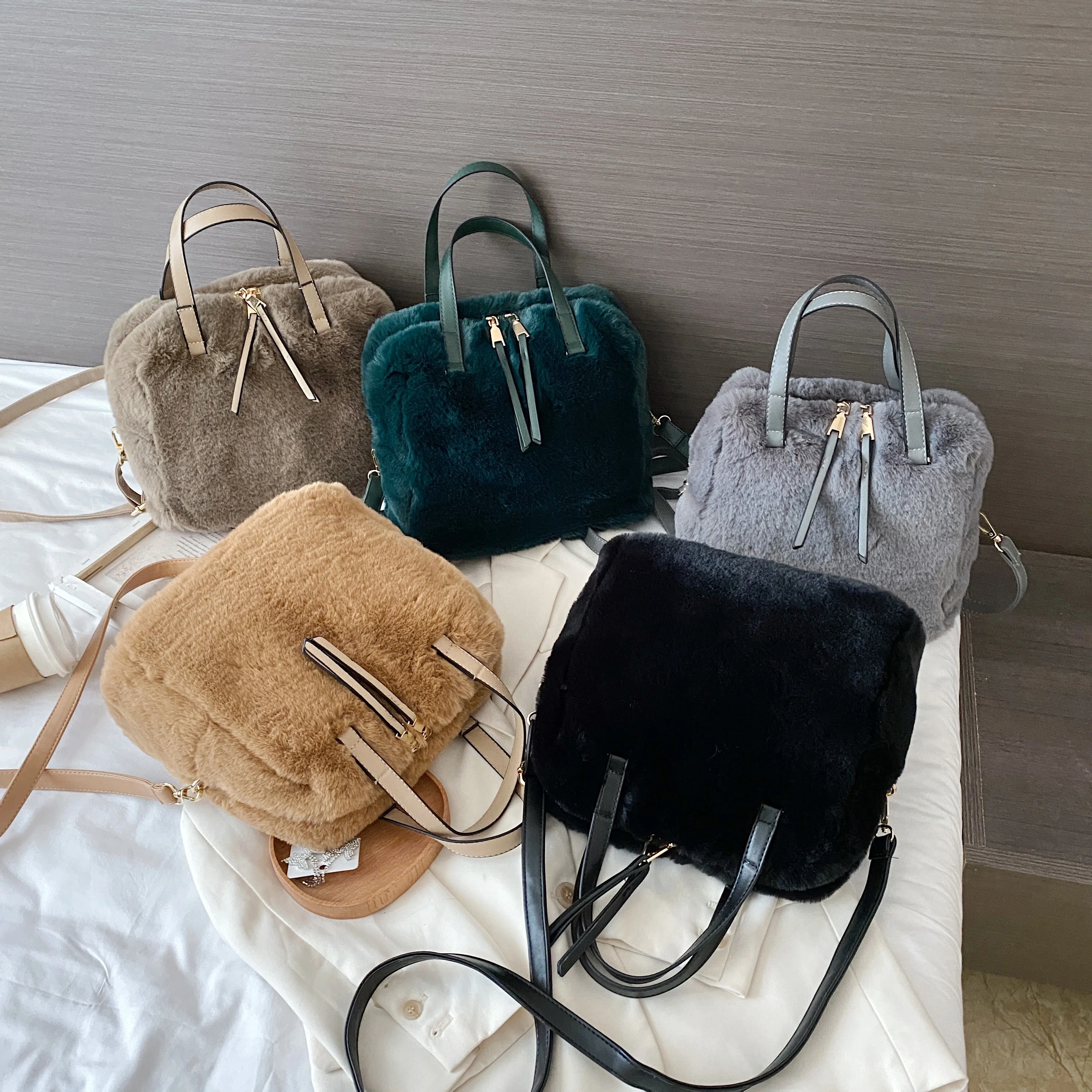 Сумка женская зимняя, из искусственного меха, с отделением для путешествий
Сумка женская зимняя, из искусственного меха, с отделением для путешествий