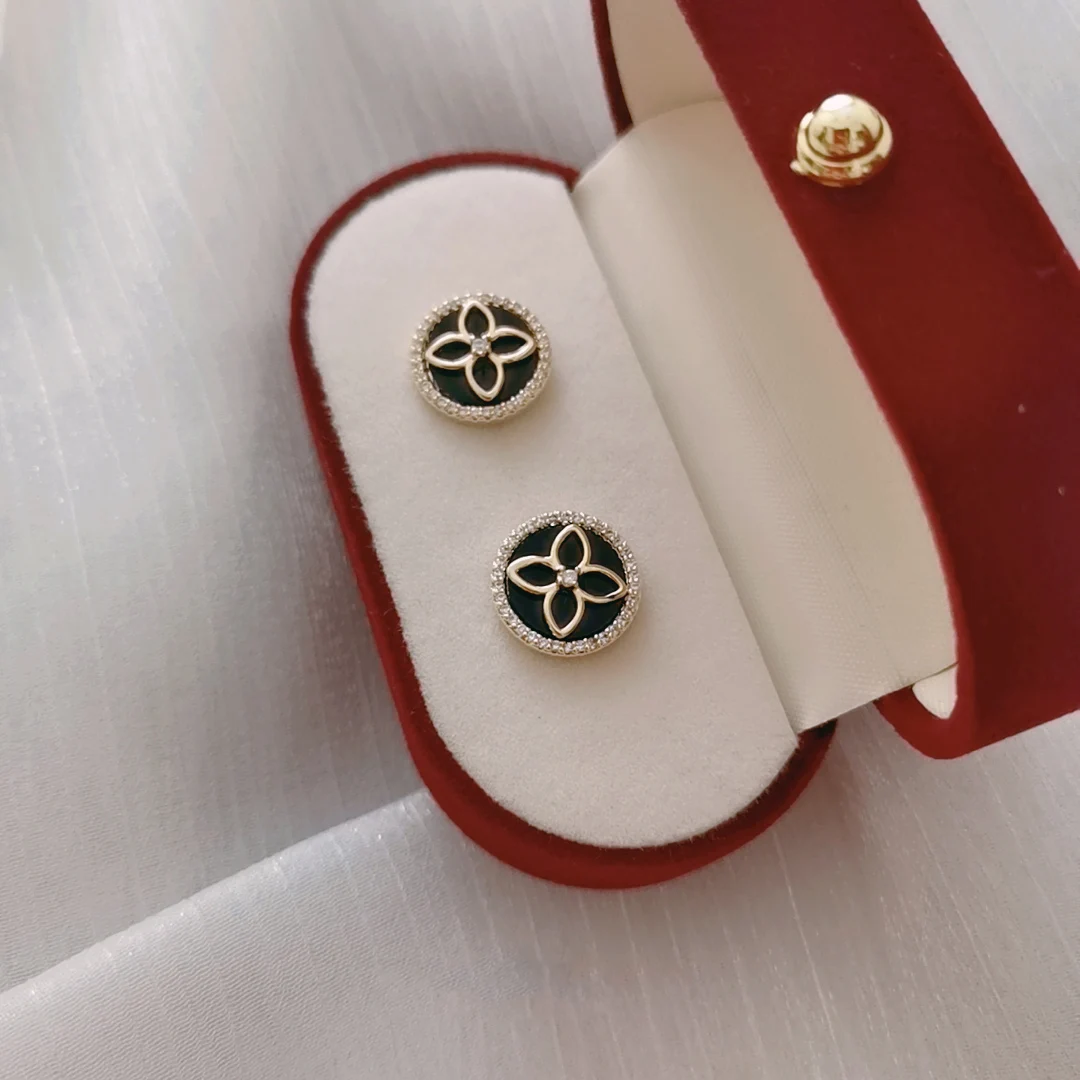 Micro-Inlaid Zircon Rose Camellia Flower Earrings Stud 925 Silver Black Retro Vintage French Runway Designer Luxury Jewelry 
Micro-Inlaid Zircon Rose Camellia Flower Earrings Stud 925 Silver Black Retro Vintage French Runway Designer Luxury Jewelry