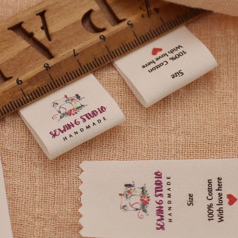 One Inch 25x60mm Custom Sewing/brand label, custom clothing label, cotton ribbon label, Handmade label,Available in 3 colors。 
One Inch 25x60mm Custom Sewing/brand label, custom clothing label, cotton ribbon label, Handmade label,Available in 3 colors。