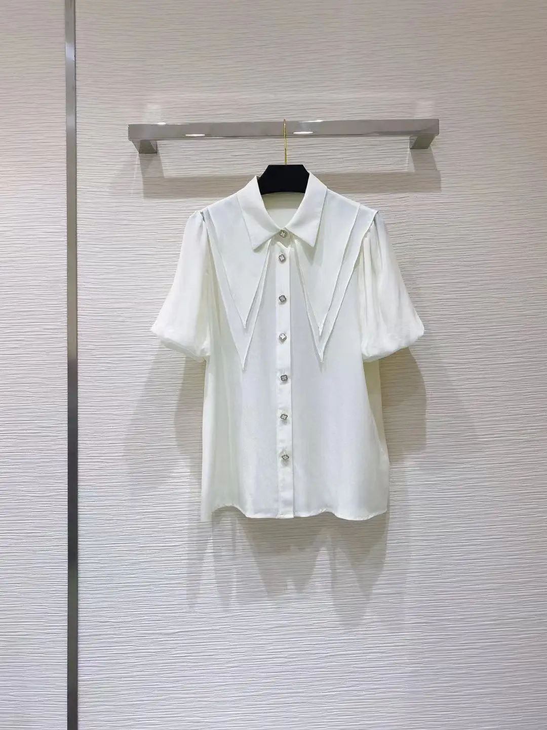 2021 Runway Fashion Autumn Solid Silk Blouse Shirt Women's Elegant Short Sleeves Single Breasted White Blouses Tops
2021 Runway Fashion Autumn Solid Silk Blouse Shirt Women's Elegant Short Sleeves Single Breasted White Blouses Tops