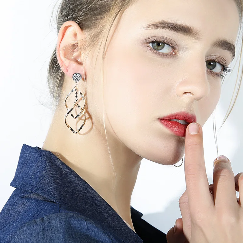 New Style Light Luxury Temperament Metal Wave Tassel Earrings Korean Version Long Exaggerated Pendant Earrings Fashion Personali
New Style Light Luxury Temperament Metal Wave Tassel Earrings Korean Version Long Exaggerated Pendant Earrings Fashion Personali