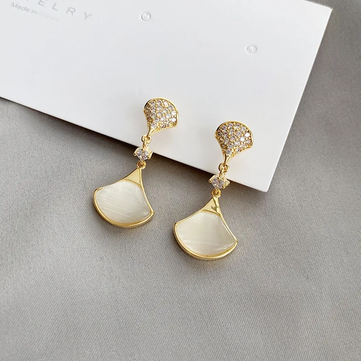 Fan-Shaped Opal Mosquito Coil Ear Clip Non-Pierced Female Summer Personality Temperament Painless Invisible Ear Studs
Fan-Shaped Opal Mosquito Coil Ear Clip Non-Pierced Female Summer Personality Temperament Painless Invisible Ear Studs
