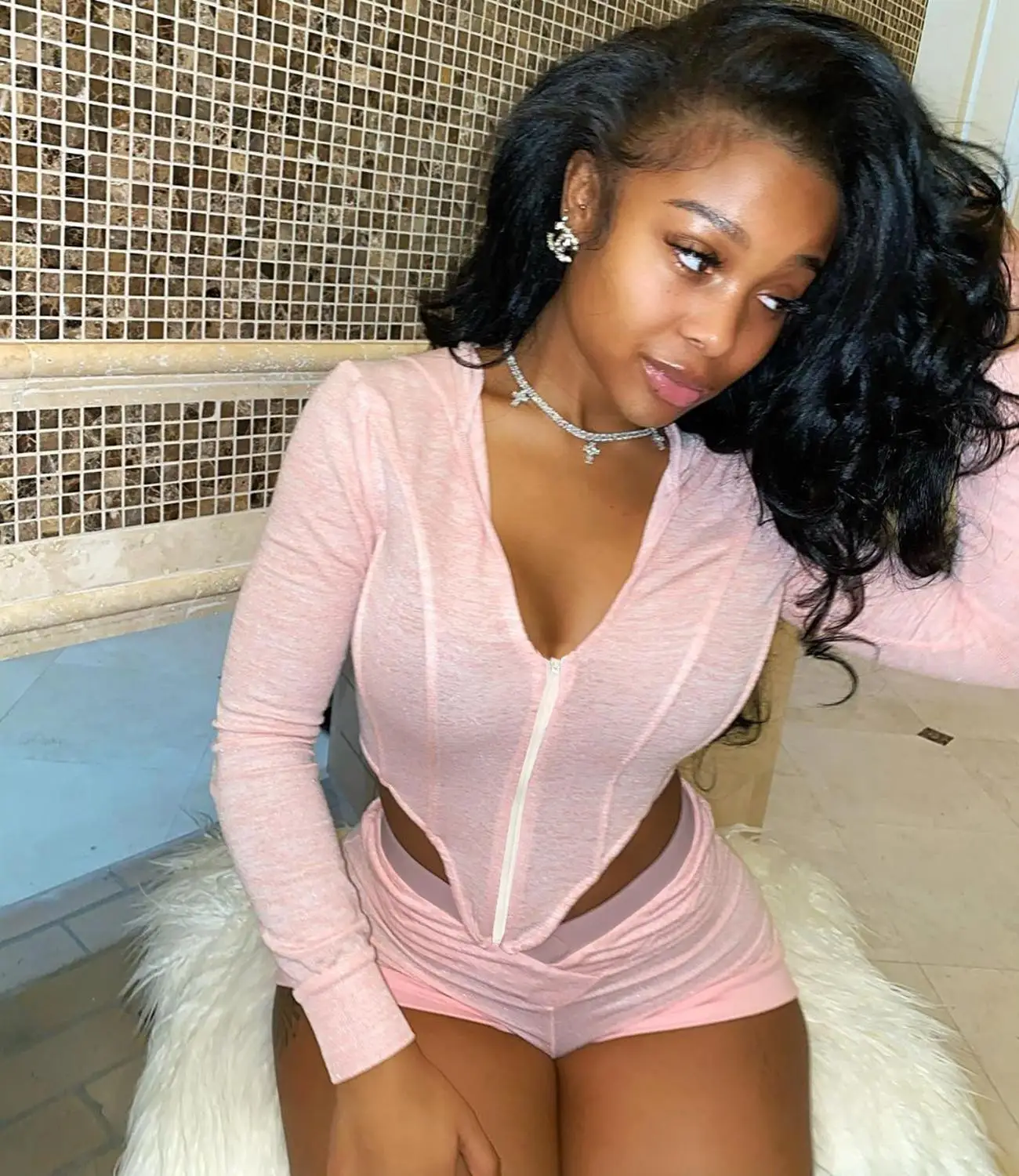 Женский костюм CN975, модная однотонная куртка с капюшоном и шорты, комплект из двух предметов для отдыха, спорта, самостоятельного культивиро...
Женский костюм CN975, модная однотонная куртка с капюшоном и шорты, комплект из двух предметов для отдыха, спорта, самостоятельного культивиро...