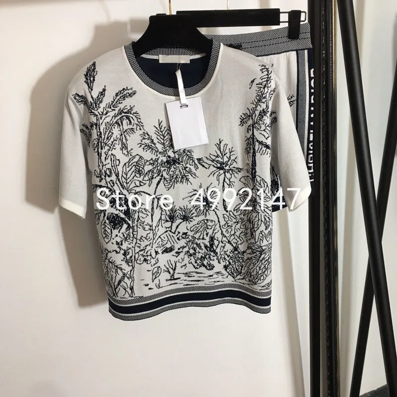 2021 spring summer women printed shorts set o-neck pullover short top + letters printed elastic waist shorts 2 pieces set y646
2021 spring summer women printed shorts set o-neck pullover short top + letters printed elastic waist shorts 2 pieces set y646