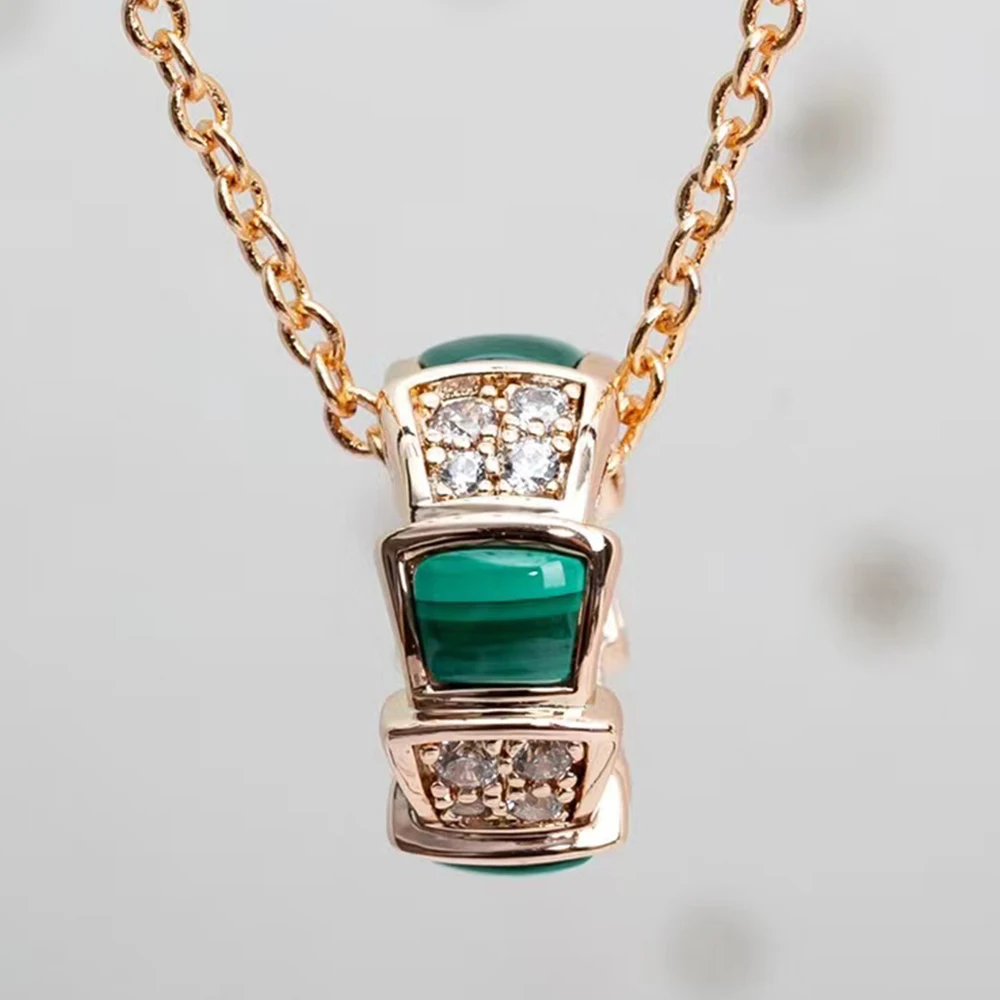 WPB Original Design Roman LOGO Malachite Green Snake Bone Necklaces BV High Quality Couple Necklace Luxury Jewelry Popular Brand
WPB Original Design Roman LOGO Malachite Green Snake Bone Necklaces BV High Quality Couple Necklace Luxury Jewelry Popular Brand