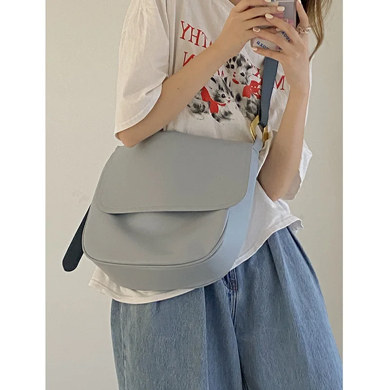College style large capacity bag female 2021 new fashion simple one shoulder tote bag leisure messenger bag student schoolbag 
College style large capacity bag female 2021 new fashion simple one shoulder tote bag leisure messenger bag student schoolbag