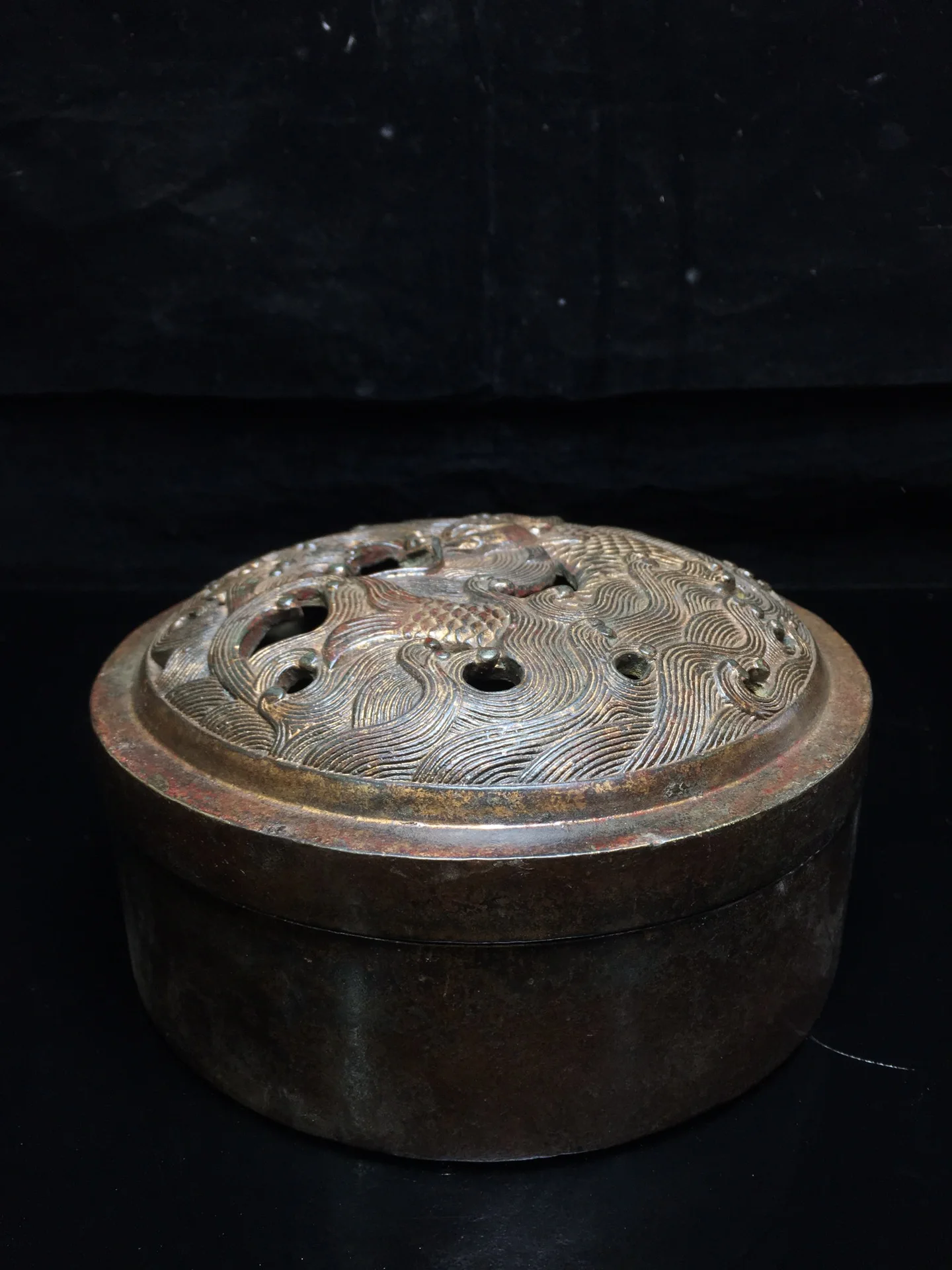 Home Decor 9" Tibet Buddhism Old Bronze Cinnabars Chinese dragon incense burner Hollow incense Dragon pattern incense burner
Home Decor 9" Tibet Buddhism Old Bronze Cinnabars Chinese dragon incense burner Hollow incense Dragon pattern incense burner
