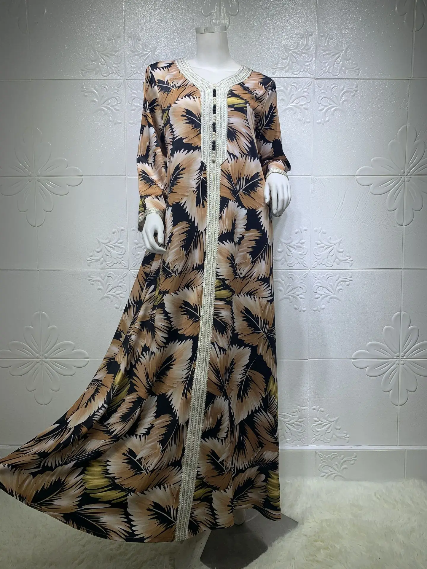 2021 New Ramadan Dubai Middle East Printing Loose Large Size Robe Muslim Morocco Brown Pattern Ladies Traditional Clothing
2021 New Ramadan Dubai Middle East Printing Loose Large Size Robe Muslim Morocco Brown Pattern Ladies Traditional Clothing