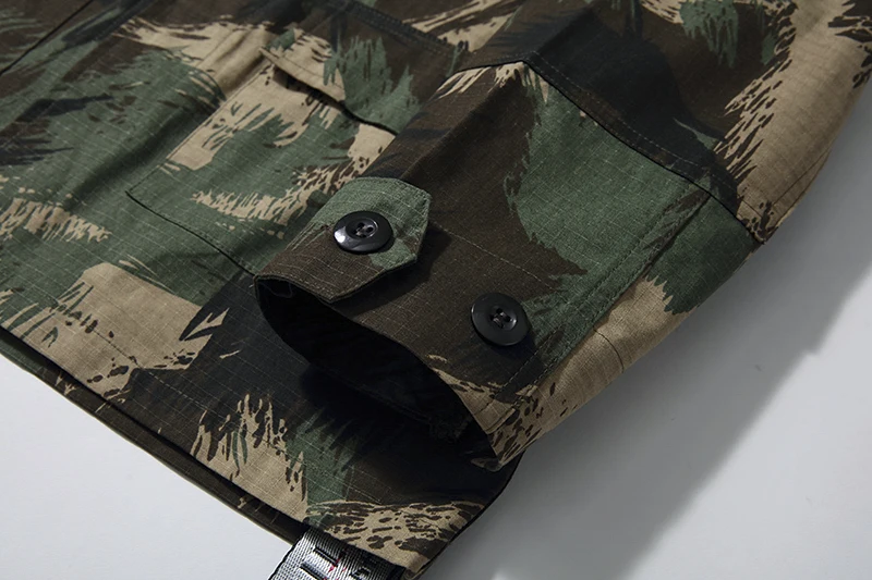 2021 Men Fashion Jacket Luxury Designer Graffiti HIp Hop Row Clothes Camouflage Embroidery Medal Tooling Women Coat White 20SS
2021 Men Fashion Jacket Luxury Designer Graffiti HIp Hop Row Clothes Camouflage Embroidery Medal Tooling Women Coat White 20SS