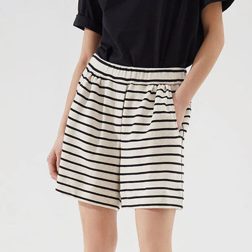 Женские брюки весна-лето 2021 новые шорты модные повседневные черно-белые полосатые хлопковые свободные шорты с бусинами и эластичным поясом 
Женские брюки весна-лето 2021 новые шорты модные повседневные черно-белые полосатые хлопковые свободные шорты с бусинами и эластичным поясом