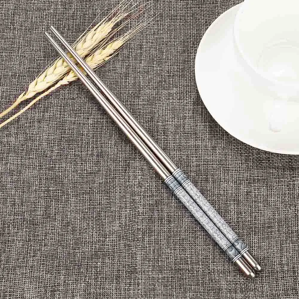 1 Pair Stainless Steel Chopsticks Length White Flower Patters Food Sticks Portable Reusable Chopsticks Wedding Party Festival
1 Pair Stainless Steel Chopsticks Length White Flower Patters Food Sticks Portable Reusable Chopsticks Wedding Party Festival