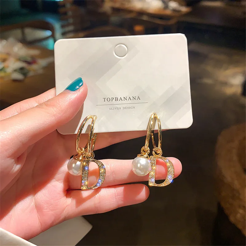 2021 New Fashion Korean Shining Rhinestone Simulated Pearl Personality Letter Alphabet D Drop Earrings For Women Pendiente Gift
2021 New Fashion Korean Shining Rhinestone Simulated Pearl Personality Letter Alphabet D Drop Earrings For Women Pendiente Gift