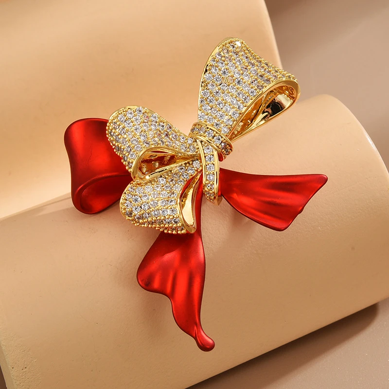 Fashion Red Brooches for Women Men New Year Gift Luxury Cubic Zirconia Bow Brooch Clothing Enamel Pins Wedding Jewelry Corsage
Fashion Red Brooches for Women Men New Year Gift Luxury Cubic Zirconia Bow Brooch Clothing Enamel Pins Wedding Jewelry Corsage