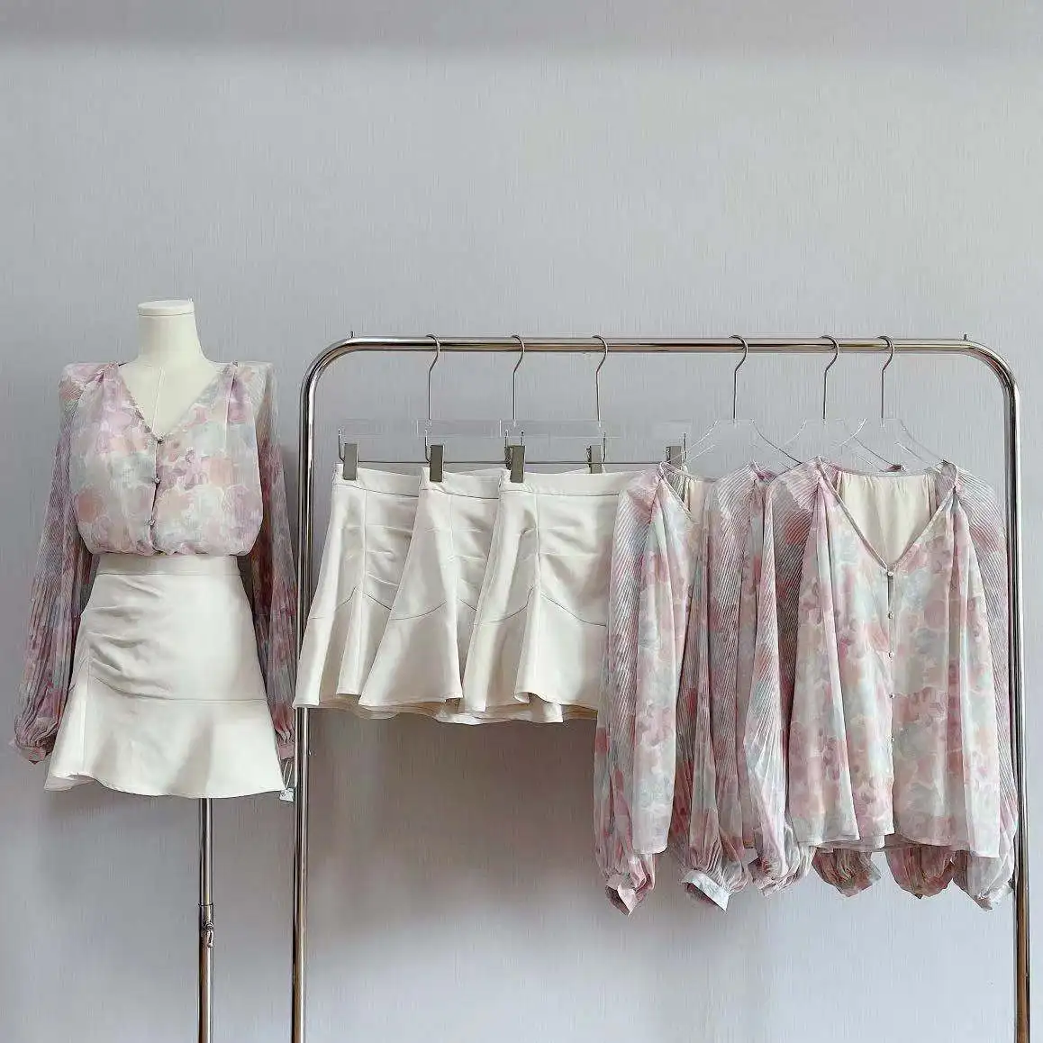 sea Spring flower gentle wind Lantern Sleeve V-neck Floral Chiffon shirt women's new 2021 top
sea Spring flower gentle wind Lantern Sleeve V-neck Floral Chiffon shirt women's new 2021 top