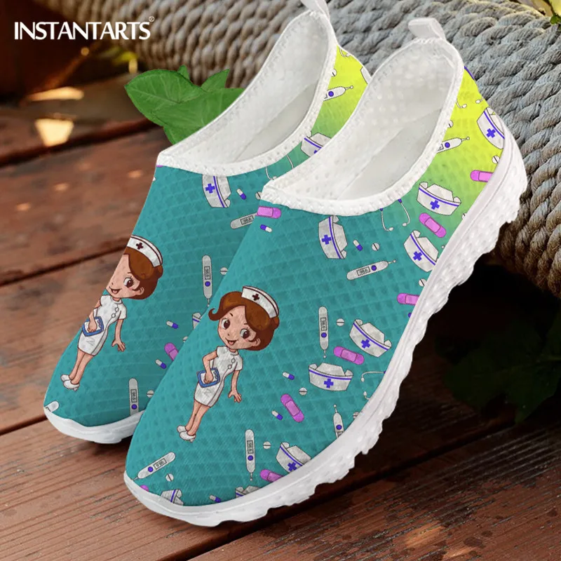 Женские кроссовки на плоской подошве INSTANTARTS, легкие сетчатые Сникерсы для медсестер, синие, с узором для ухода за ребенком
Женские кроссовки на плоской подошве INSTANTARTS, легкие сетчатые Сникерсы для медсестер, синие, с узором для ухода за ребенком