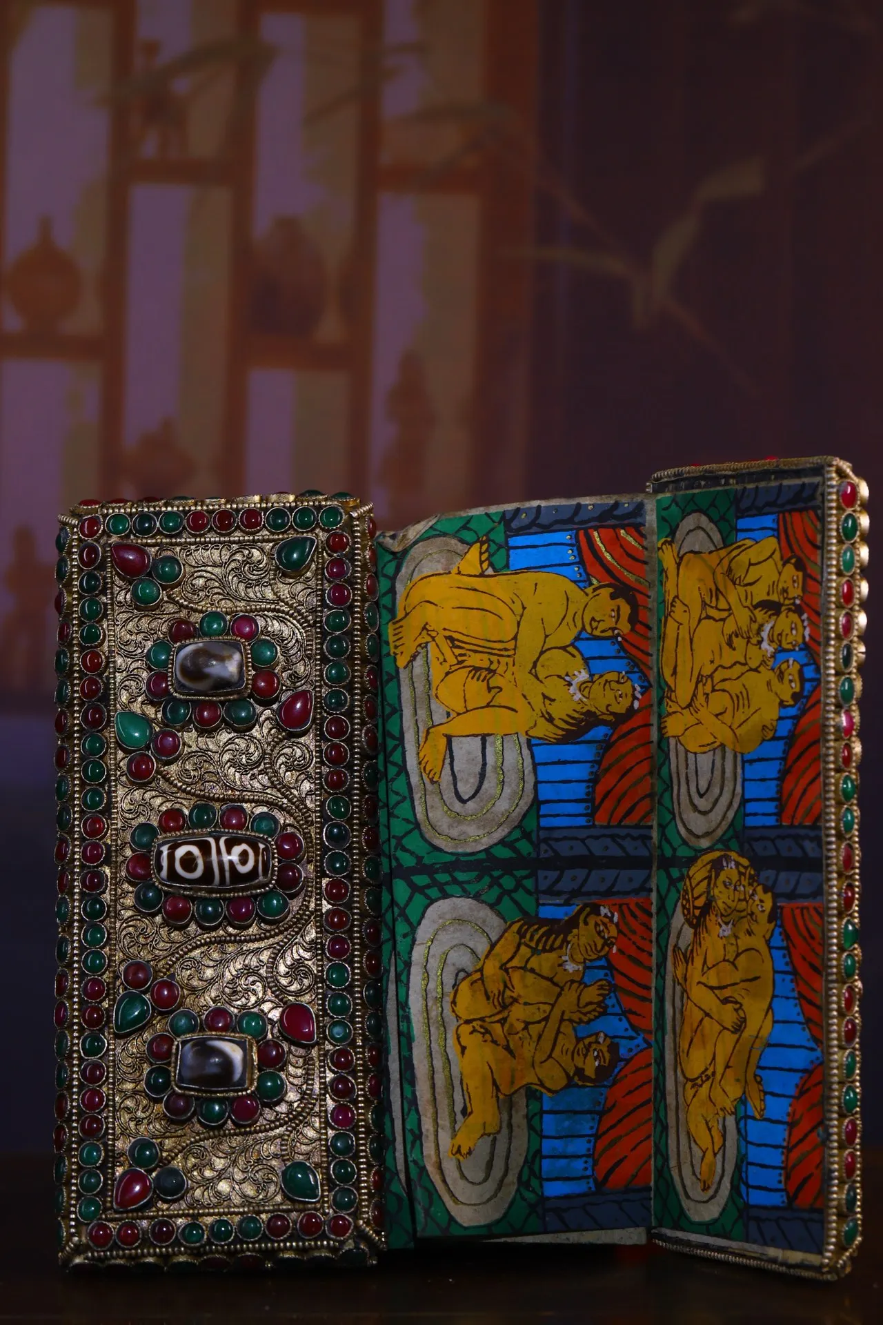 7"Chinese Folk Collection Old Tibetan silver mosaic gem Dzi Bead Erotica Scripture Chanting Ornaments Town House Exorcism
7"Chinese Folk Collection Old Tibetan silver mosaic gem Dzi Bead Erotica Scripture Chanting Ornaments Town House Exorcism