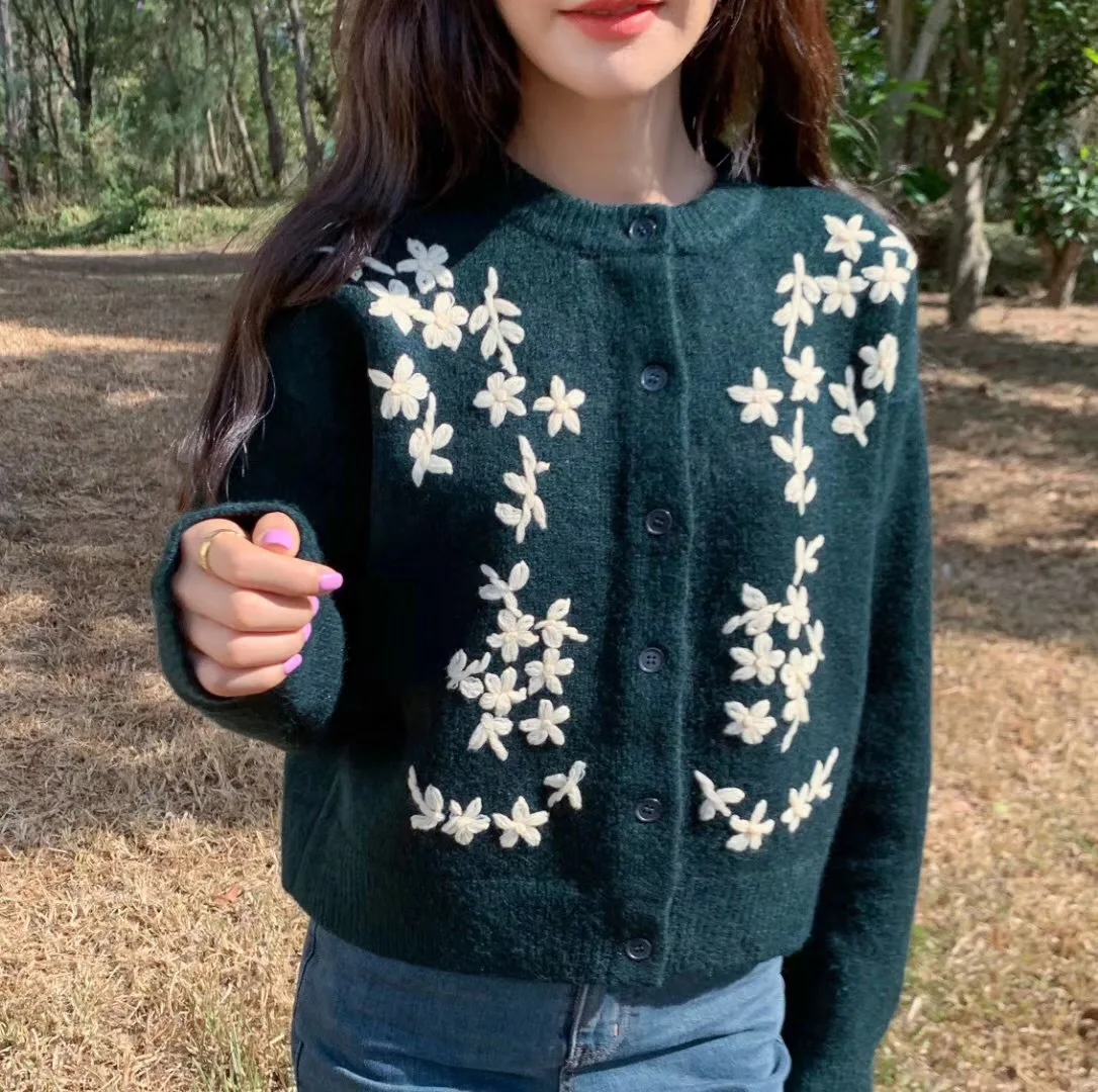 2021 Autumn Winter Sweaters New Korean Sweater Embroidery Short Round Neck Knitted Cardigan Retro Thick Jacket Women's Coat
2021 Autumn Winter Sweaters New Korean Sweater Embroidery Short Round Neck Knitted Cardigan Retro Thick Jacket Women's Coat