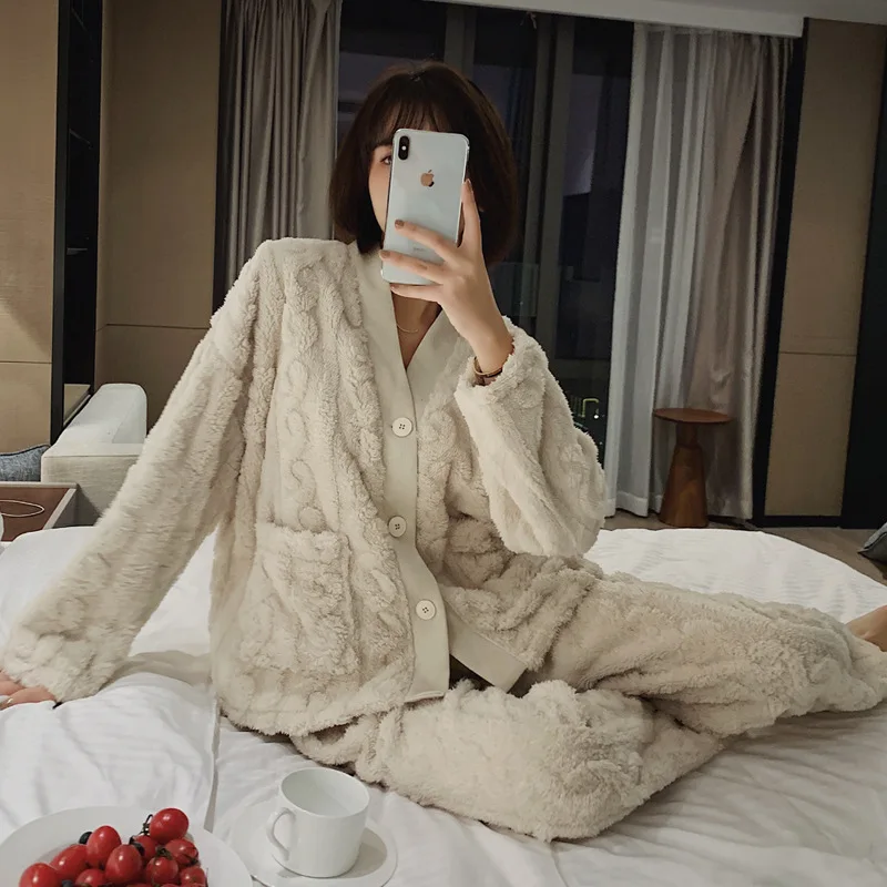 Autumn and winter pajamas women's new Korean version coral flannel and cashmere thickening can wear two pieces of home clothes
Autumn and winter pajamas women's new Korean version coral flannel and cashmere thickening can wear two pieces of home clothes