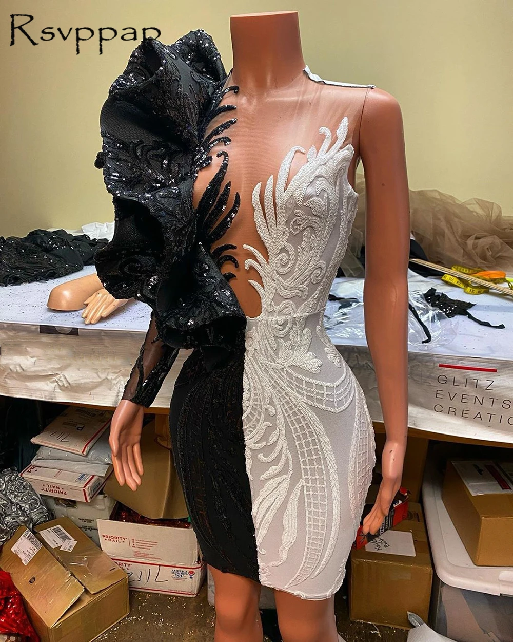 Black And White Short Prom Dresses 2021 Glitter Sequin Single Long Sleeve Ruffles Side African Girl Mini Prom Dress
Black And White Short Prom Dresses 2021 Glitter Sequin Single Long Sleeve Ruffles Side African Girl Mini Prom Dress