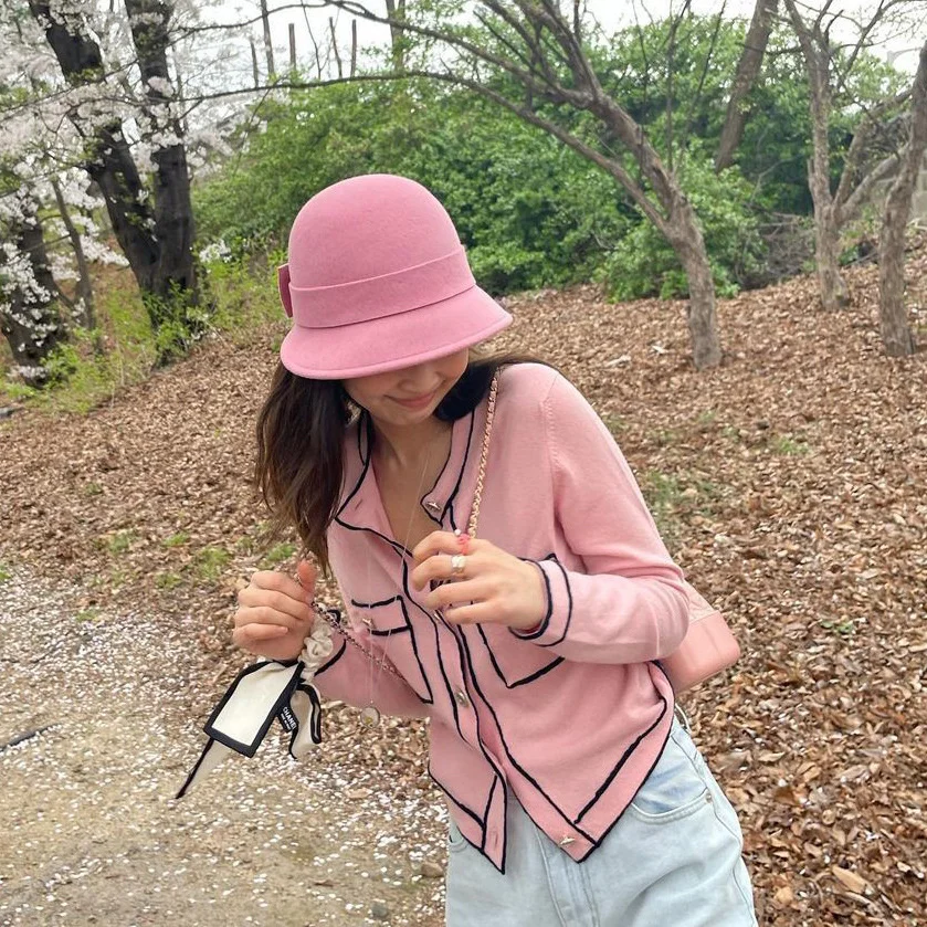 Jenny Shen Mengchen's same sweet little fragrance knitted cardigan women's pink sweater short coat autumn style
Jenny Shen Mengchen's same sweet little fragrance knitted cardigan women's pink sweater short coat autumn style