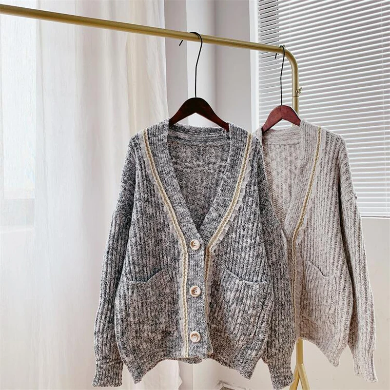 Autumn and winter women's casual V-neck long-sleeved lace stitching loose cardigan sweater
Autumn and winter women's casual V-neck long-sleeved lace stitching loose cardigan sweater