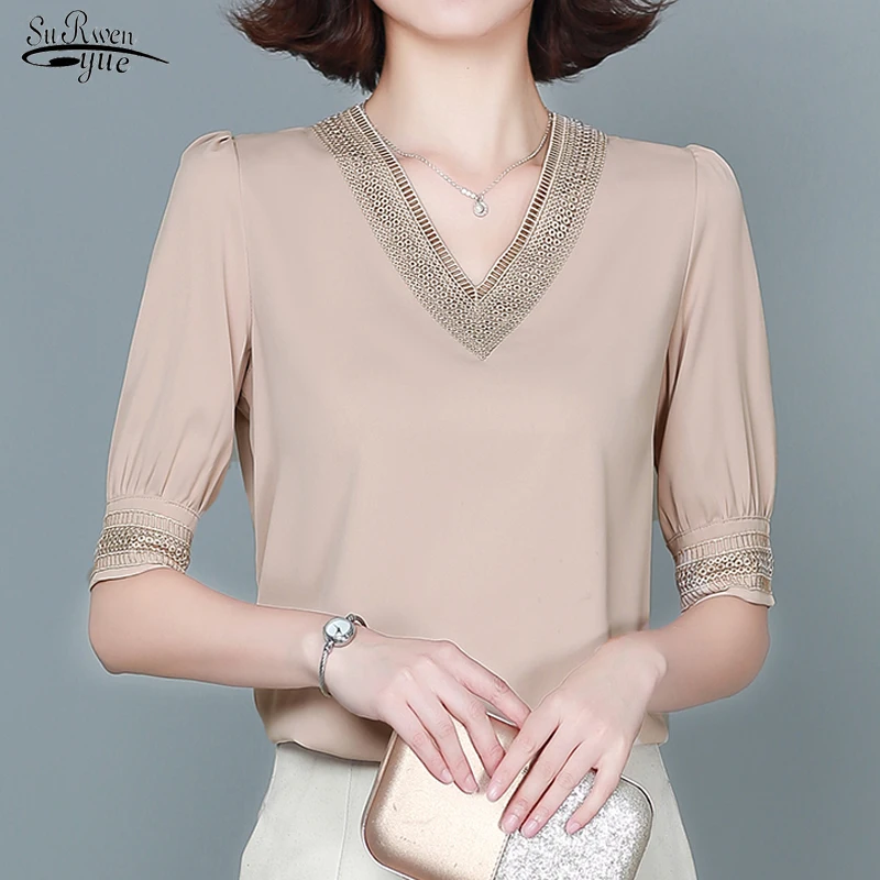 Summer Embroidery Short Sleeve Casual Silk Satin Shirts Office Lady Solid V-neck Blouse Women Loose Loose Tops Clothes 13460
Summer Embroidery Short Sleeve Casual Silk Satin Shirts Office Lady Solid V-neck Blouse Women Loose Loose Tops Clothes 13460