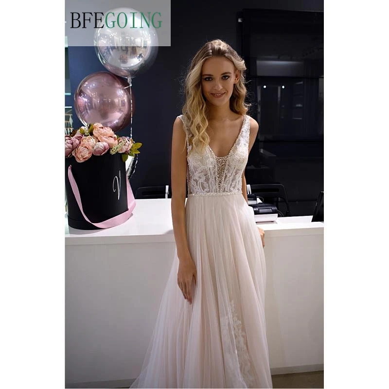 Ivory Tulle Champagne Satin Lace Beading V-Neck Sleeveless Bridal Gown Floor-Length Wedding Dress Court Train
Ivory Tulle Champagne Satin Lace Beading V-Neck Sleeveless Bridal Gown Floor-Length Wedding Dress Court Train